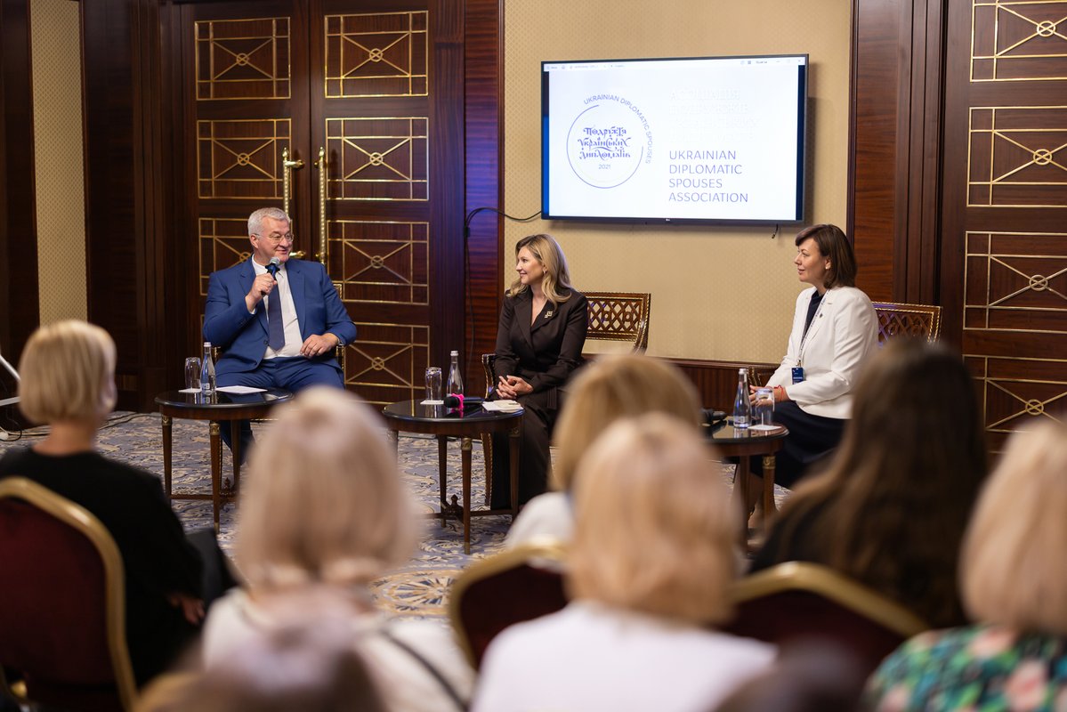 APUkraine's tweet image. Перша леді України Олена Зеленська взяла участь у щорічній нараді керівників закордонних дипломатичних установ України, яка цього разу мала назву «Від сили дипломатії до дипломатії сили».
Детальніше: bit.ly/45sI1Jx
