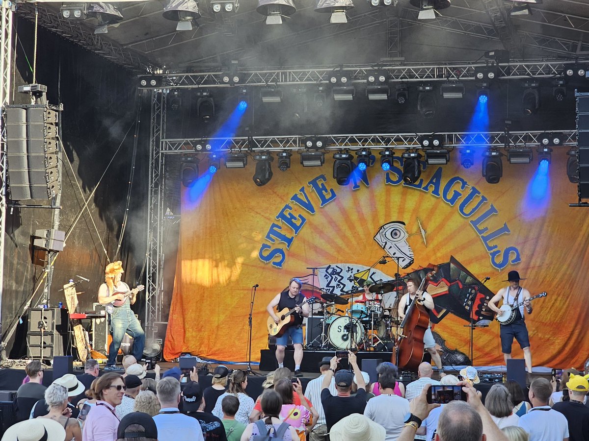 AkiPyysing's tweet image. Vaikka Jaakko heitti tänään kylmän kiven, en varsinaisesti turkislakkia kaipaa.

Steve &quot;N&quot; Seagulls Lasipalatsinaukiolla.