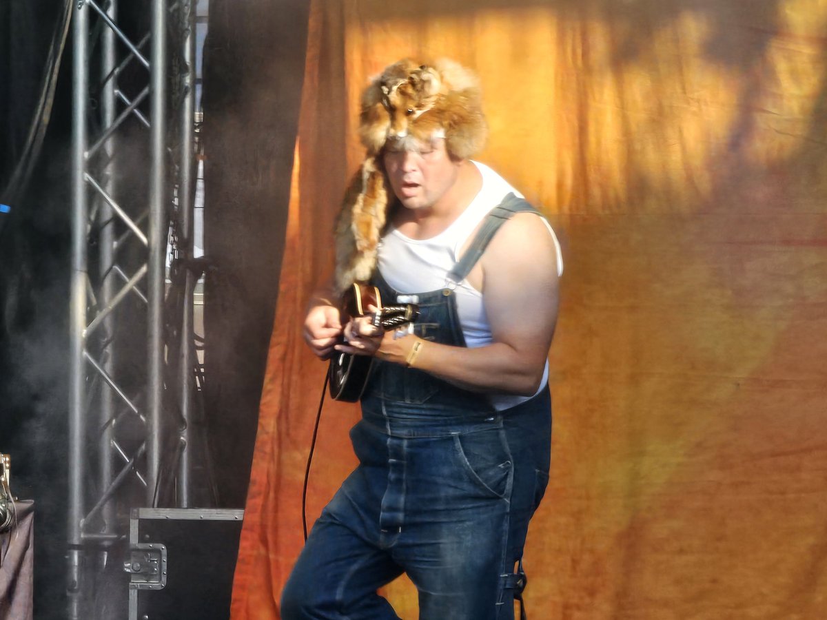 AkiPyysing's tweet image. Vaikka Jaakko heitti tänään kylmän kiven, en varsinaisesti turkislakkia kaipaa.

Steve &quot;N&quot; Seagulls Lasipalatsinaukiolla.