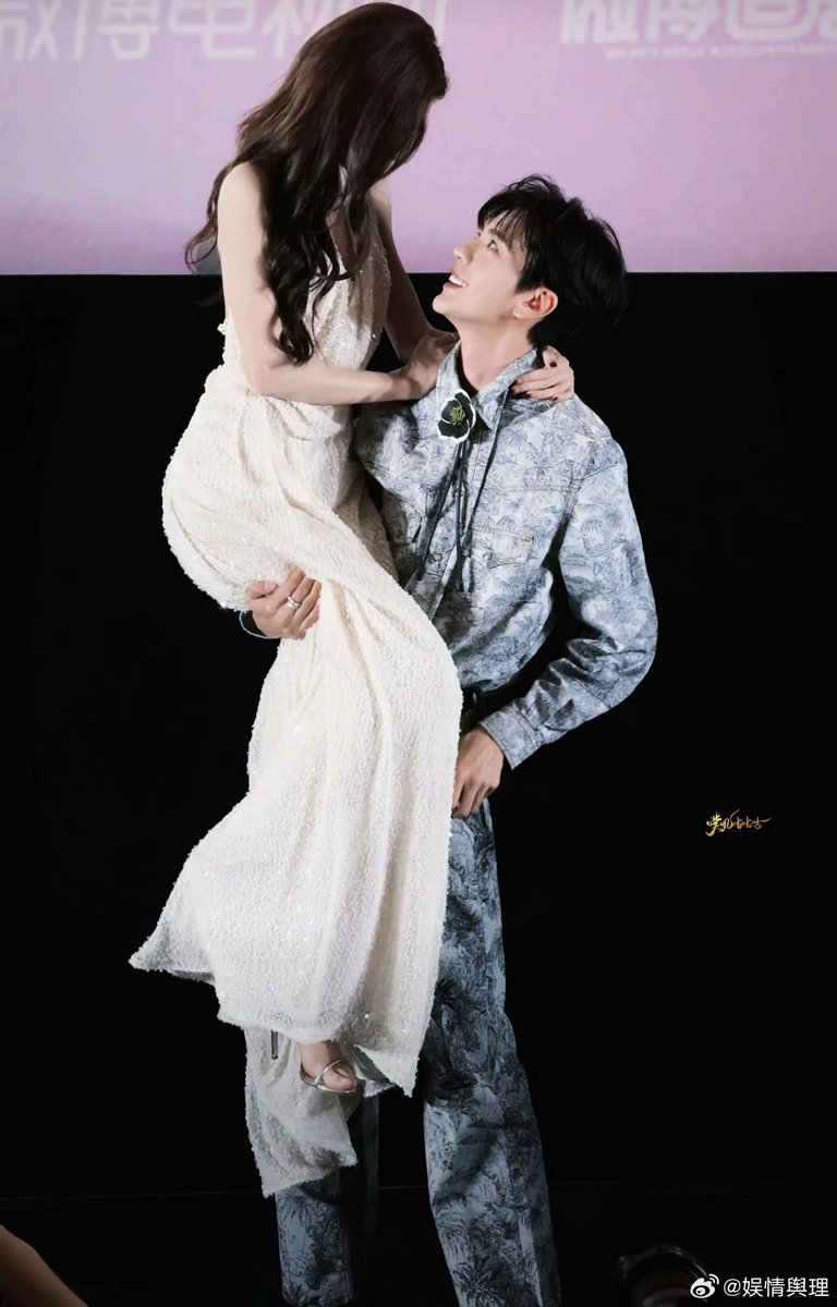 JY5AN's tweet photo. จ้ะ เอาที่สบายใจเลยจ้ะ เท้าพี่สาวไม่เคยต้องติดพื้นจ้ะ อุ้มมือเดียวก็สบายๆ จ้ะ😍

#จางอวี่ซี #张予曦 #ZhangYuXi
#ปี้เหวินจวิ้น #毕雯珺 #BiWenJun
#深情眼 #DeepAffectionEyes https://t.co/modRcKHphN