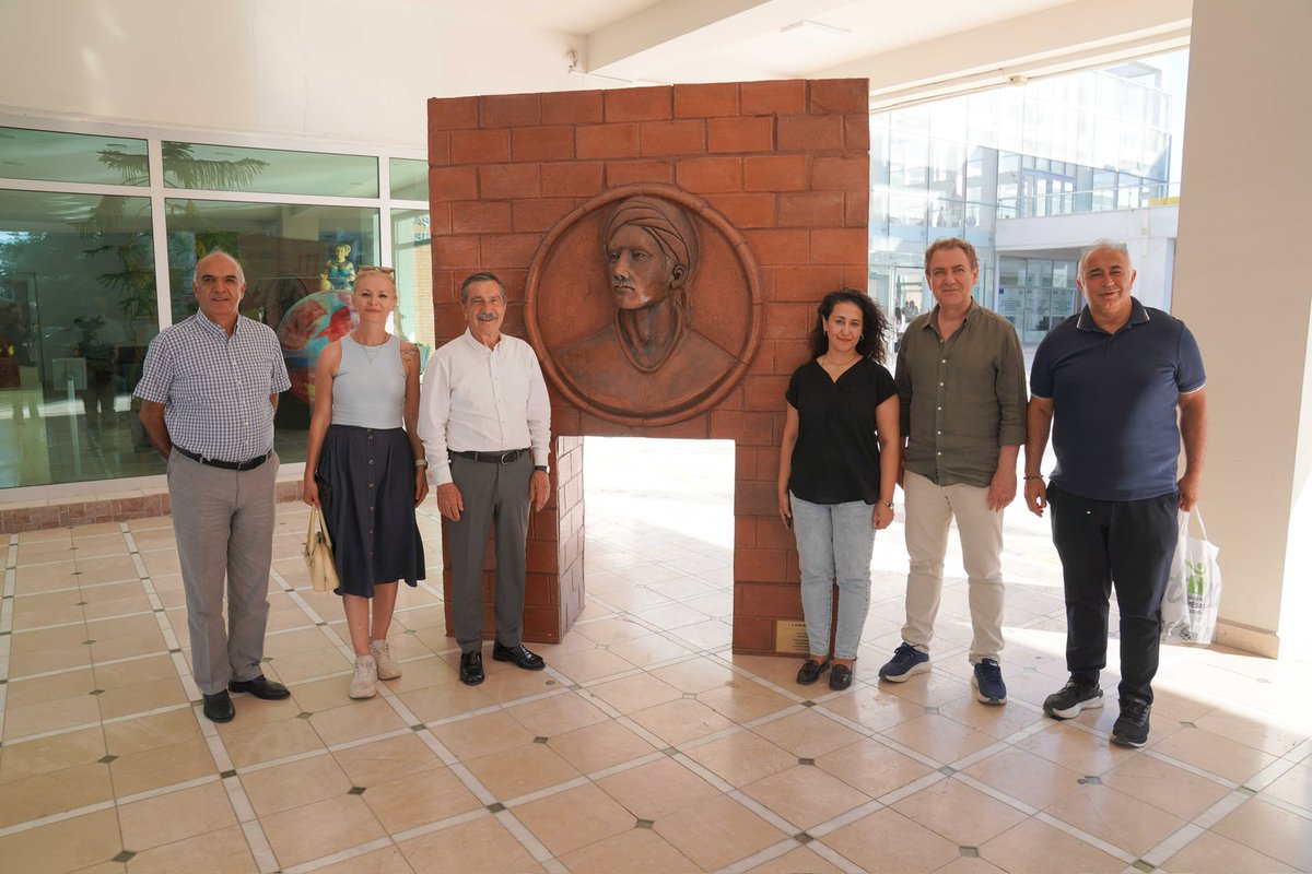 Değerli tarihçi-yazar Sinan Meydan’la Eskişehirimizde gerçekleştireceği söyleşi öncesi bir araya geldik. Pişmiş toprak eserlerimizi inceleyip Eskişehir’in Milli Mücadele yıllarını anlatan sergimiz üzerine sohbet ettik. 

Ziyaretleri için Sinan Meydan'a ve kıymetli eşi Özlem