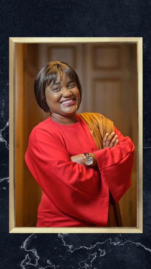 MuyumbaJr's tweet image. Dr. @DeboraK_RDC.
La voix qui transcende les frontières, une force tranquille qui transforme la douleur en dialogue et l’exil en éveil.
La voix qui trace des trajectoires de lumière, non pas pr briller seule, mais pour illuminer les chemins des silenciés.
Force à vs chère mère.