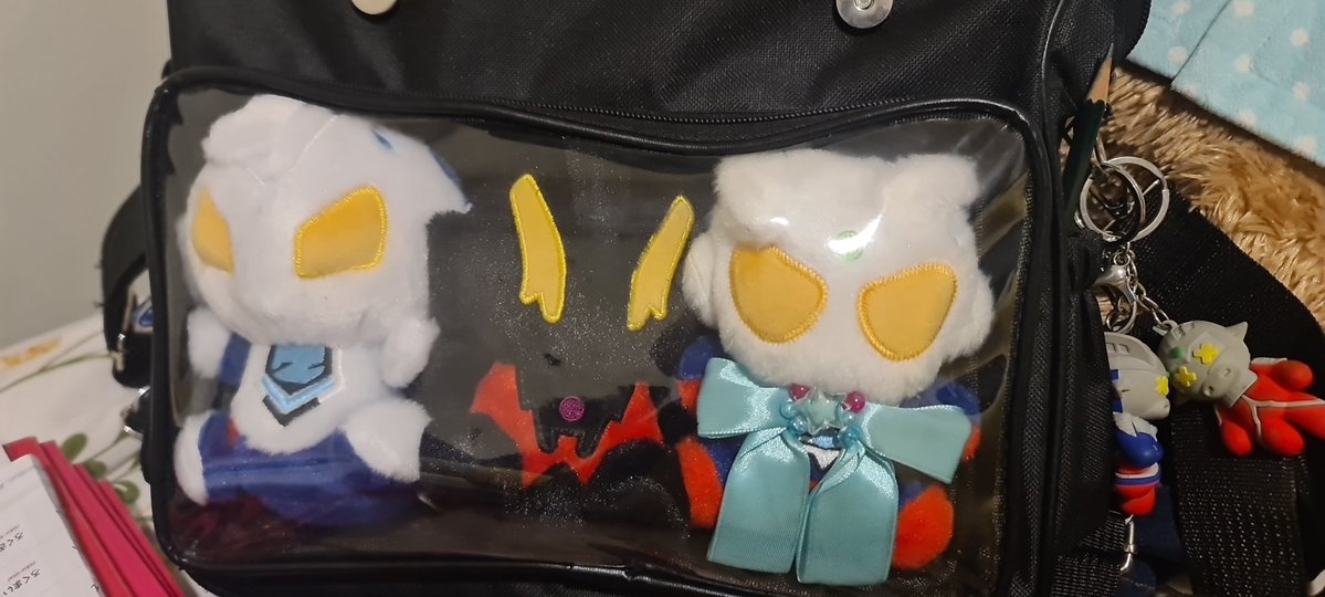 Docopurr_'s tweet image. Belial becoming one with my bag.