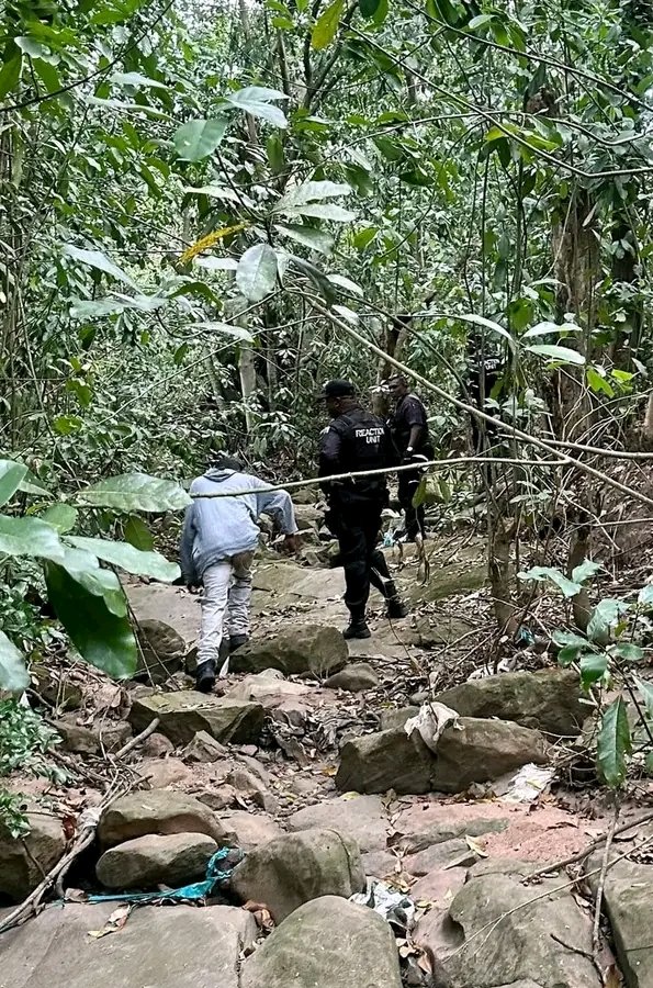 DiphiriBen10's tweet image. BREAKING
Drunk man in KZN forgot to tell the police that he saw a dead body this morning in the bushes while looking for woods. 8 hours passed until he remembered and finally reported the discovery to authorities. Full story in comments.