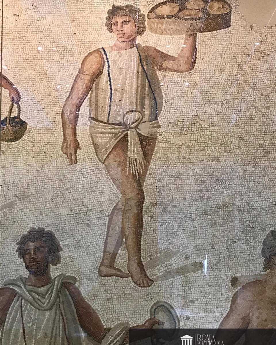 ValeriaAugusta8's tweet image. Détails de la mosaïque figurant les préparatifs d'un banquet (environs de Carthage en Tunisie, 180-190, marbre, calcaire et pâte de verre). Elle était présentée en 2022 dans l’exposition « Rome : la cité et l’Empire » au Louvre-Lens.