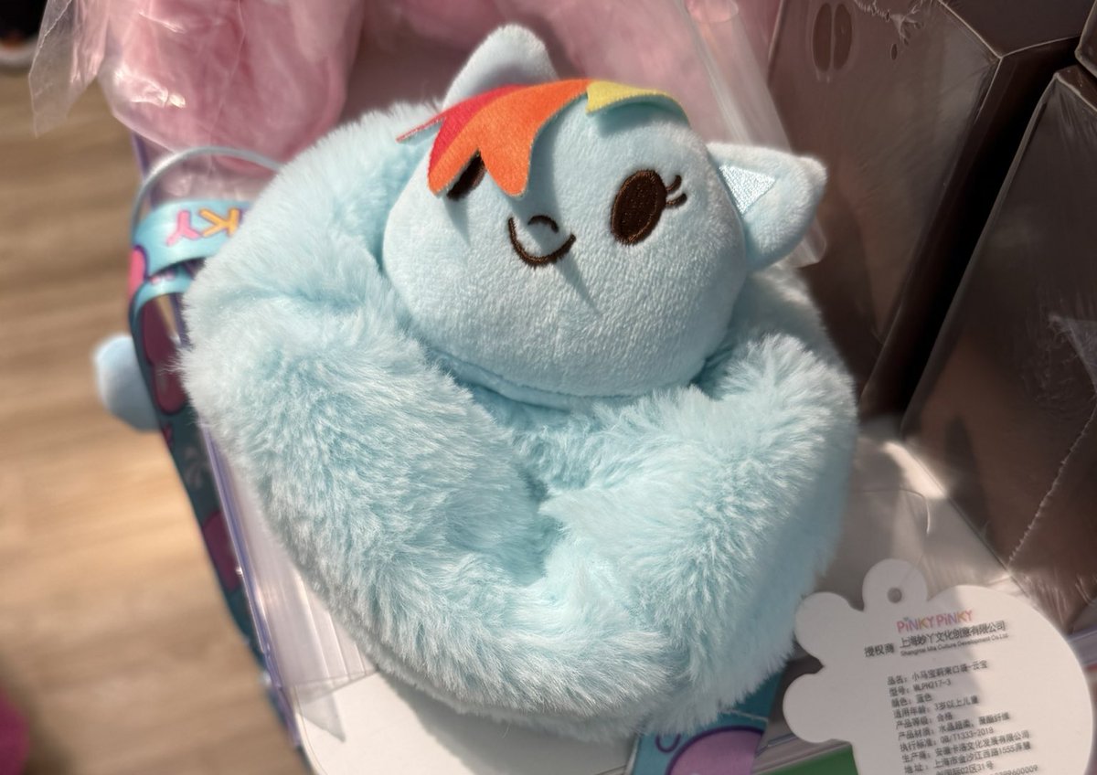 SaveMLP's tweet image. These products shouldn’t be exclusive to China. They should be made available in stores to fans all over the world.
#MyLittlePony #Hasbro #SaveMLP