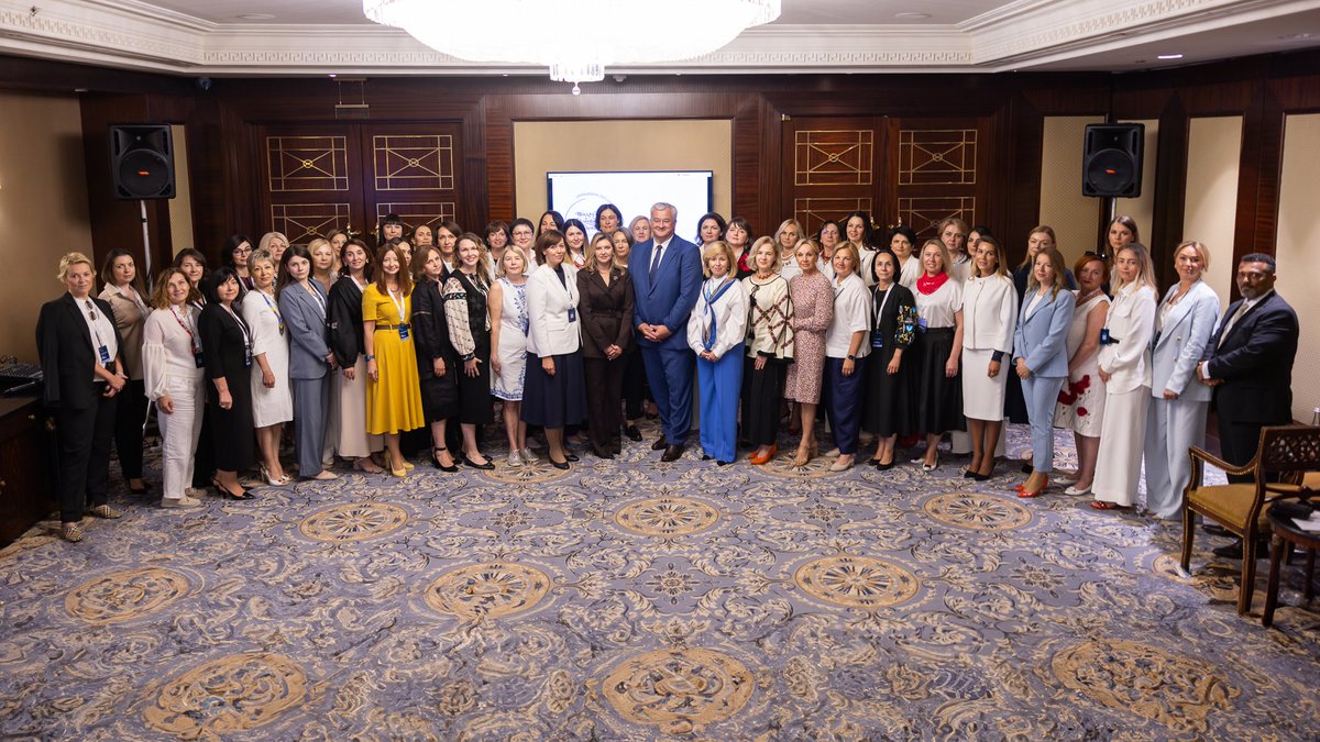 APUkraine's tweet image. Перша леді України Олена Зеленська взяла участь у щорічній нараді керівників закордонних дипломатичних установ України, яка цього разу мала назву «Від сили дипломатії до дипломатії сили».
Детальніше: bit.ly/45sI1Jx