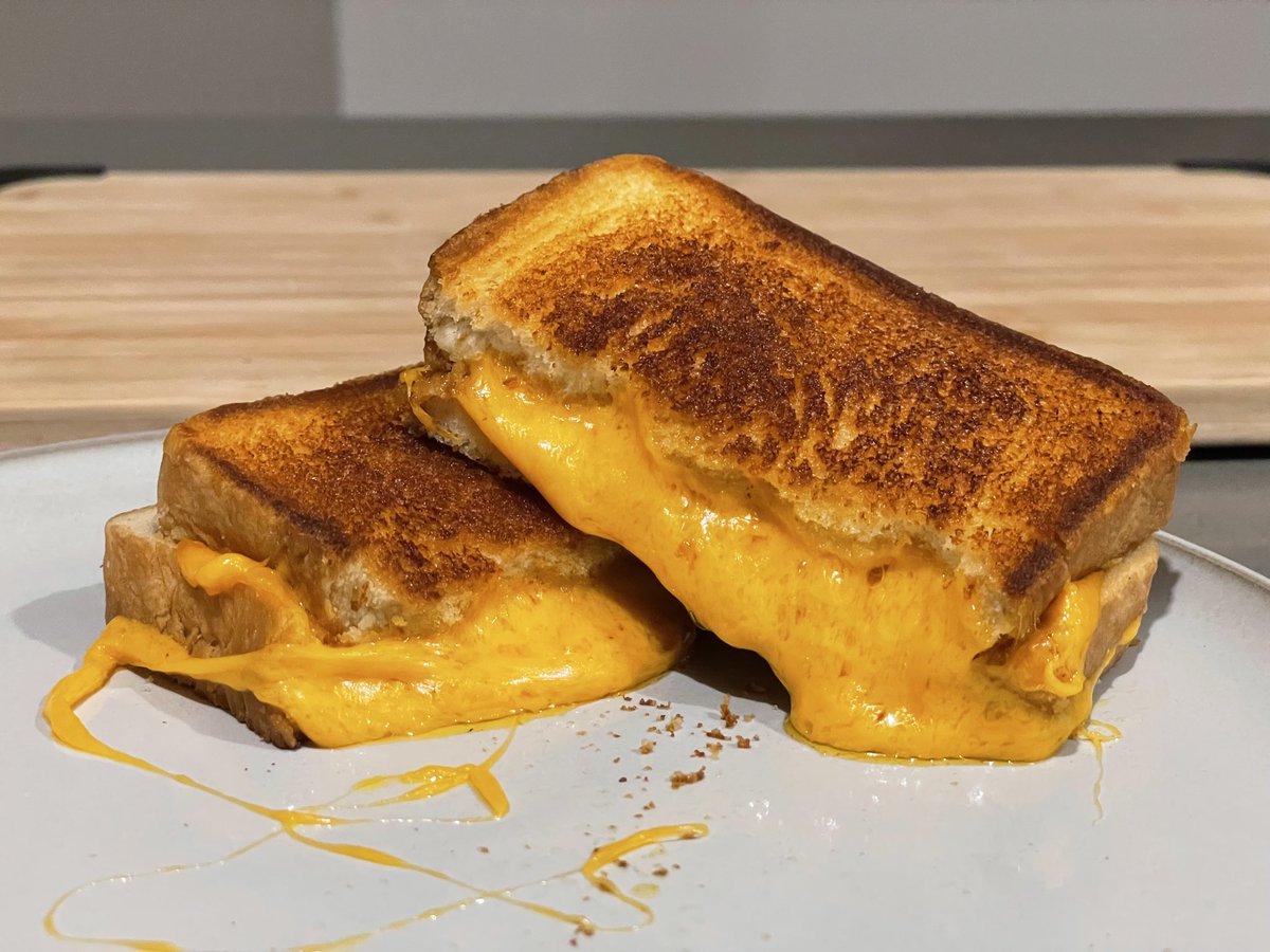 feeIcompIete's tweet image. the major healing properties that were present in this grilled cheese i made last night.