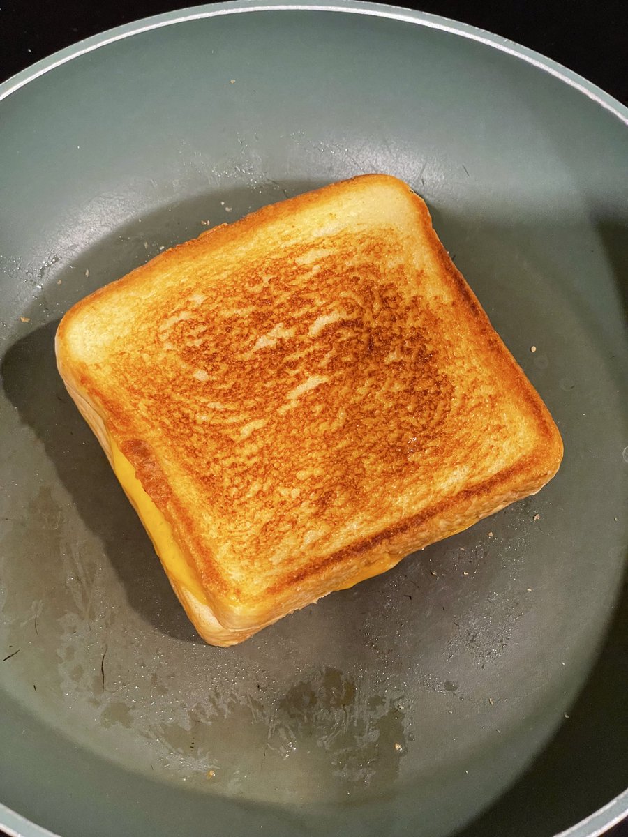 feeIcompIete's tweet image. the major healing properties that were present in this grilled cheese i made last night.