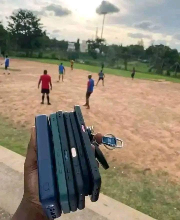 Les hommes peuvent remettre leurs téléphones à un inconnu et aller jouer ou faire tout ce qu'ils veulent, mais jamais à leur femme..🥱😁