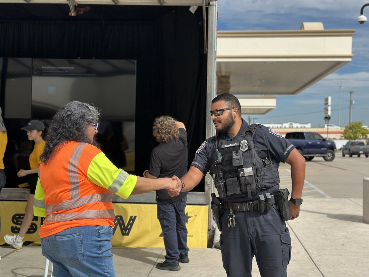 TxDOTSanAntonio's tweet image. Speeding is the top cause of crashes in Texas — 158K+ last year, with 1,467 lives lost. 🚨
Today, @TxDOTSanAntonio is at Buc-ee’s New Braunfels with VR goggles & free swag! 🚗💨
Stop by before 2 p.m. and learn why it pays to slow down. #BeSafeDriveSmart