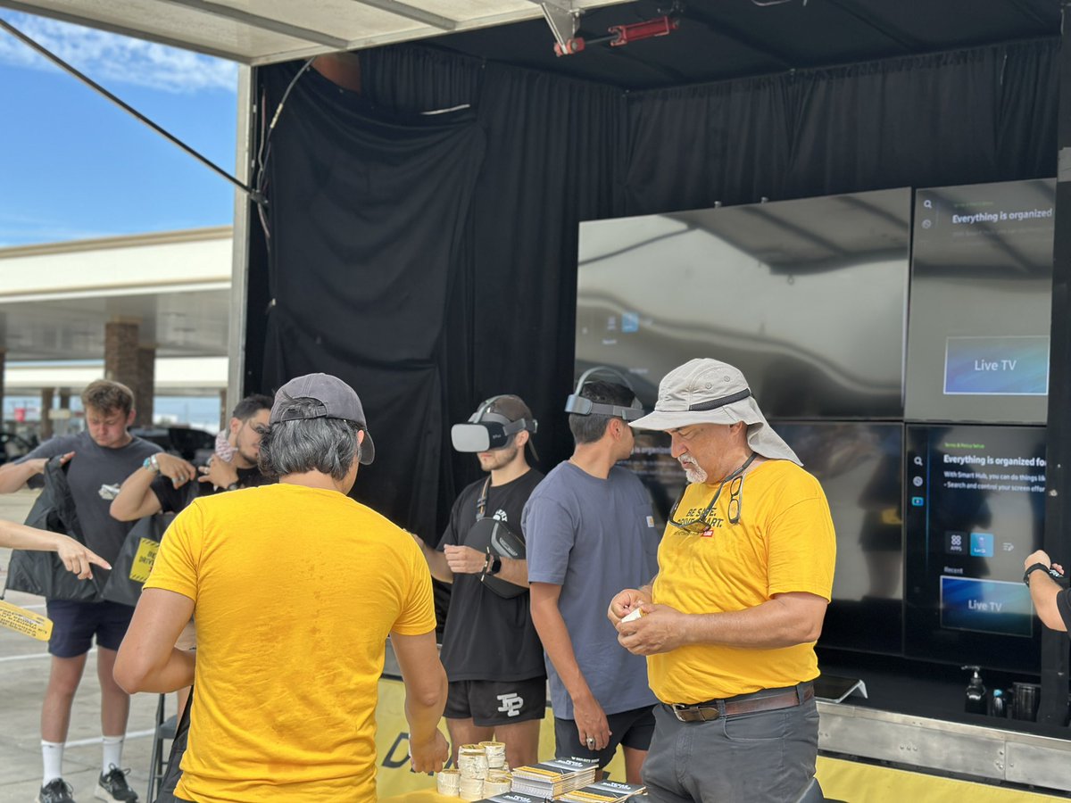 TxDOTSanAntonio's tweet image. Speeding is the top cause of crashes in Texas — 158K+ last year, with 1,467 lives lost. 🚨
Today, @TxDOTSanAntonio is at Buc-ee’s New Braunfels with VR goggles & free swag! 🚗💨
Stop by before 2 p.m. and learn why it pays to slow down. #BeSafeDriveSmart