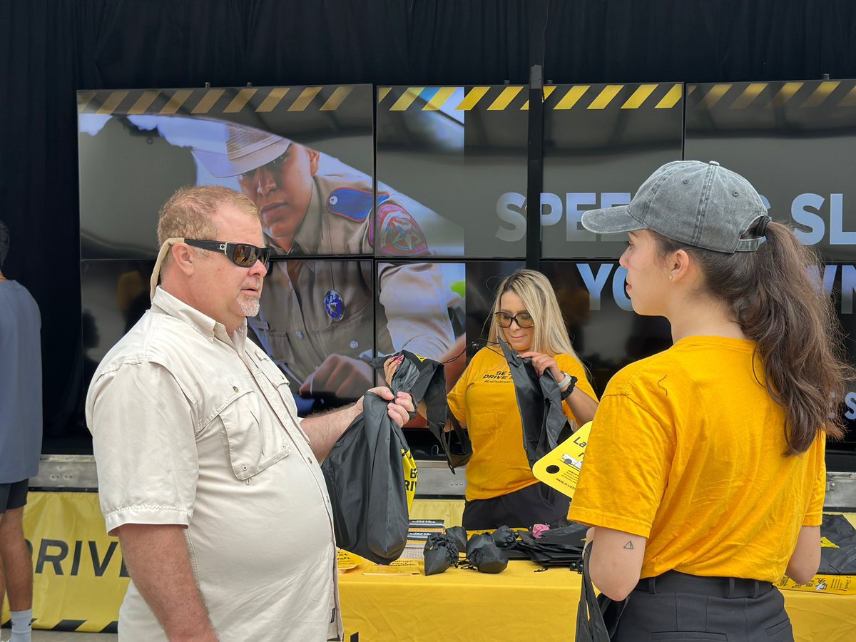 TxDOTSanAntonio's tweet image. Speeding is the top cause of crashes in Texas — 158K+ last year, with 1,467 lives lost. 🚨
Today, @TxDOTSanAntonio is at Buc-ee’s New Braunfels with VR goggles & free swag! 🚗💨
Stop by before 2 p.m. and learn why it pays to slow down. #BeSafeDriveSmart