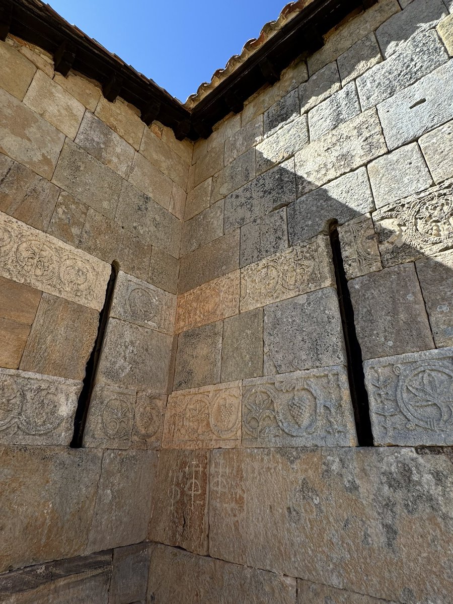 Ermita de Santa María. Quintanilla de las Viñas. Burgos. El prerrománico está tan concurrido como los puentes afortunadamente.