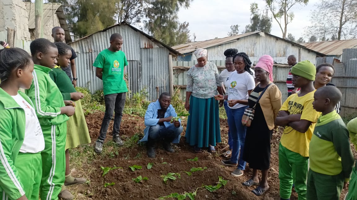 ShakurNjeru1's tweet image. Todays, @viccomukuru @BridgeInternational teamed up with @ReubenCentre parents & teachers to establish a school garden in Mukuru kwa Reuben!
This green space will:
Boost school feeding with fresh veggies.Teach kids practical. farming & climate lessons
@aphrc @Zero_Hunger_Ke
