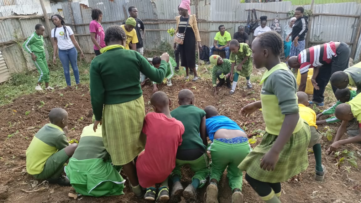 ShakurNjeru1's tweet image. Todays, @viccomukuru @BridgeInternational teamed up with @ReubenCentre parents & teachers to establish a school garden in Mukuru kwa Reuben!
This green space will:
Boost school feeding with fresh veggies.Teach kids practical. farming & climate lessons
@aphrc @Zero_Hunger_Ke