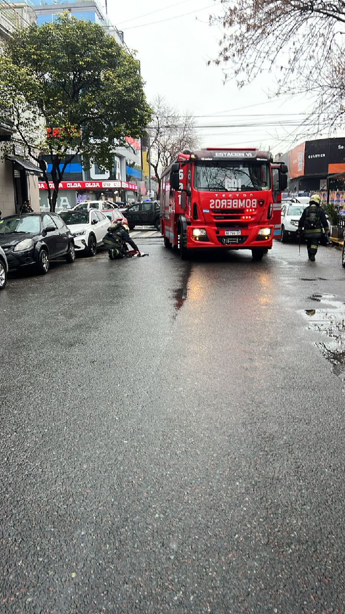 Nnicolas103's tweet image. Cabrera al 5500. Se desarrolla un incendio en el edificio de radio Neura. Bomberos de la Ciudad domina el proceso y pone a resguardo a 2 empleados del lugar. Un trasladado al momento.