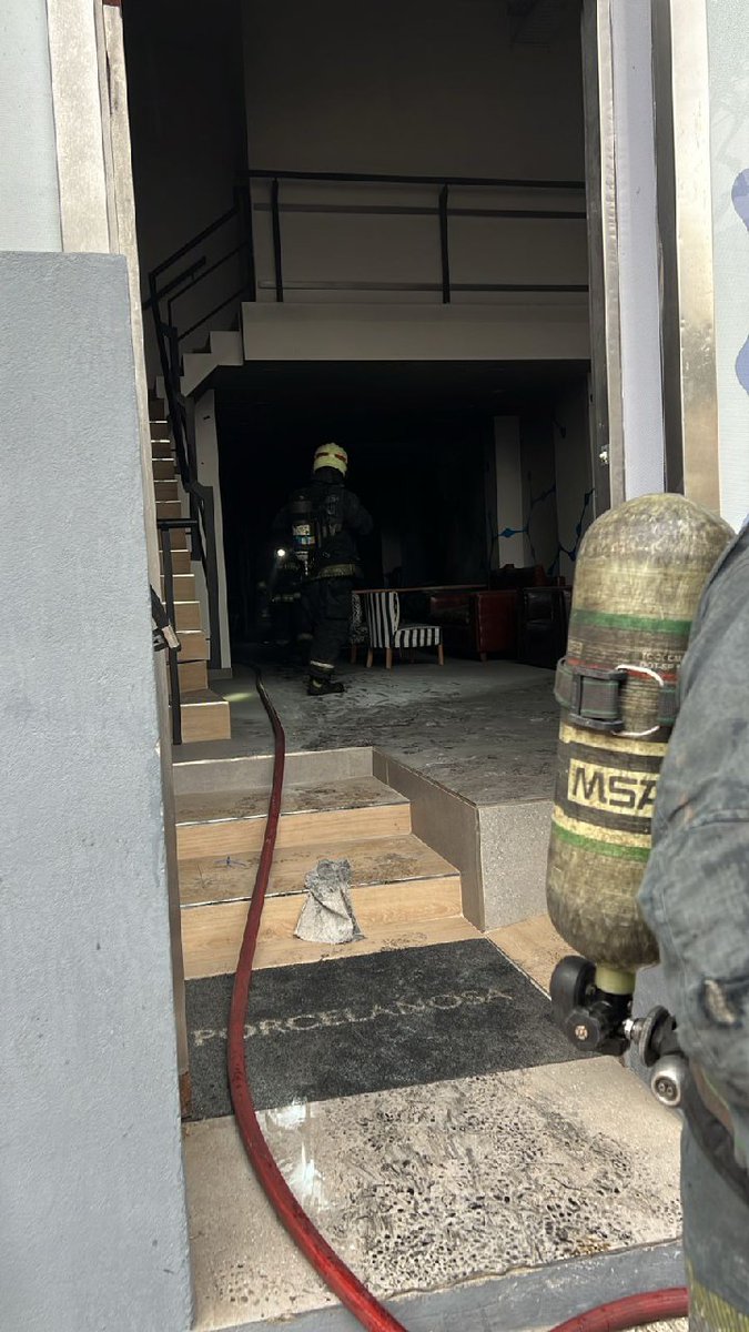 Nnicolas103's tweet image. Cabrera al 5500. Se desarrolla un incendio en el edificio de radio Neura. Bomberos de la Ciudad domina el proceso y pone a resguardo a 2 empleados del lugar. Un trasladado al momento.