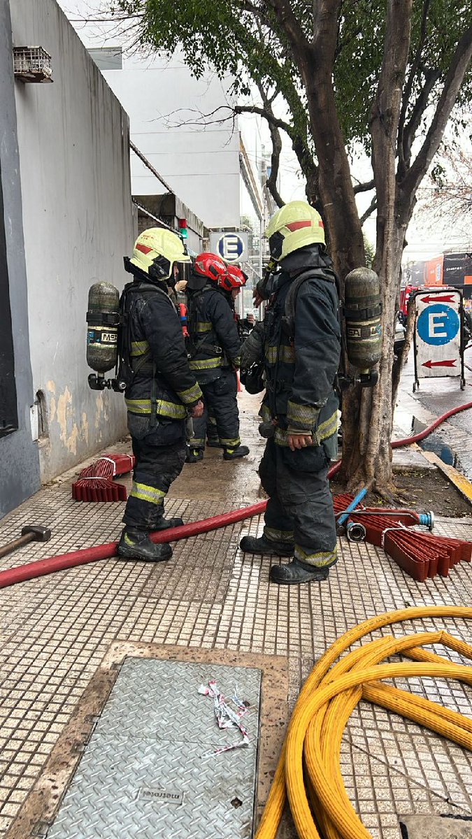 Nnicolas103's tweet image. Cabrera al 5500. Se desarrolla un incendio en el edificio de radio Neura. Bomberos de la Ciudad domina el proceso y pone a resguardo a 2 empleados del lugar. Un trasladado al momento.