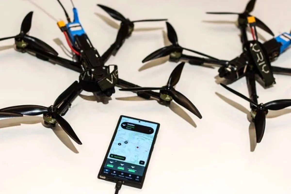 IranFrontPage's tweet image. In the past 48 hours, the Iranian police discovered 1,073 drones and 1,000 wireless devices from a vehicle. Eight smugglers were arrested.