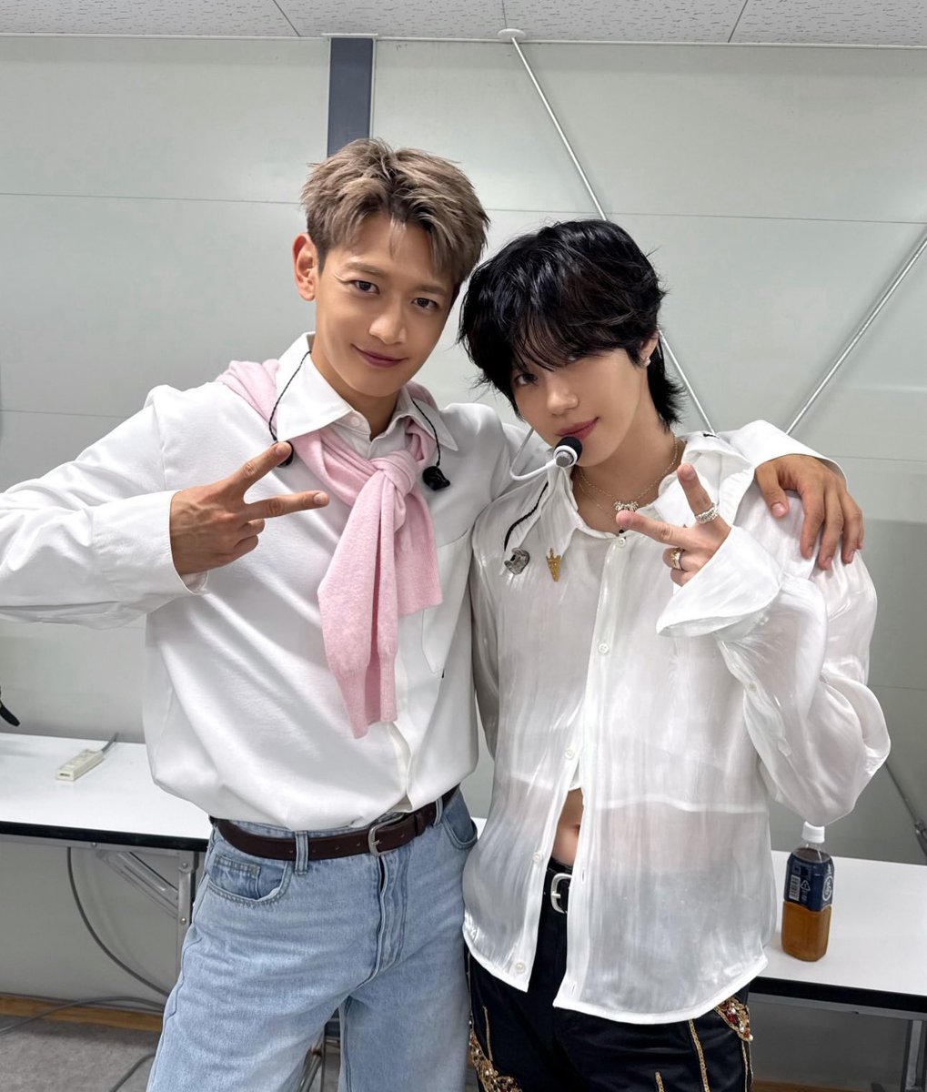tmnvrse's tweet image. NEW 2MIN PHOTO WE CHEERED MINHO YOURE SO HANDSOME AND TAEMIN YOURE SO CUTESYYYYY I LOVE THEM