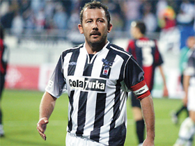 cemonhoca's tweet photo. Artık yeter..
Türk futbol tarihinin en büyük balonu, daha da şişirilmesine izin vermeyeceğiz..

Sırf ayağı iyi ve solak diye sanki tarihin en yetenekli topçusuymuş gibi davranılıyor iyi geçirdiği sezon sayısı kaçtır. Tüm legacyi çenesiyle yaptı.

En balon oyuncu olabilir. https://t.co/voV5WnXWrM