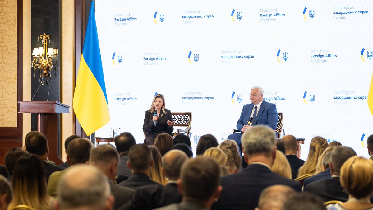 APUkraine's tweet image. Перша леді України Олена Зеленська взяла участь у щорічній нараді керівників закордонних дипломатичних установ України, яка цього разу мала назву «Від сили дипломатії до дипломатії сили».
Детальніше: bit.ly/45sI1Jx
