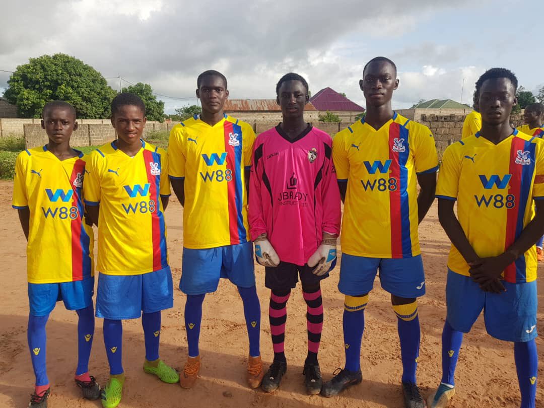 KitAid's tweet image. Great to see these kits helping schools and teams across #Gambia
Thank you @CPFC and to the grassroots teams whose club badges we cannot easily identify. If anyone recognises the kits please let us know.
@GRFootball