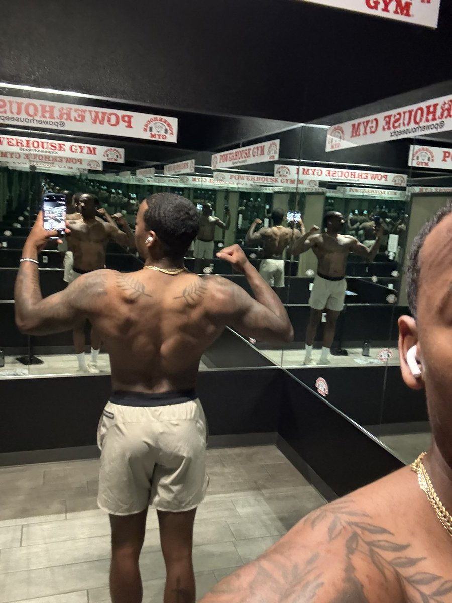 imjustcdg's tweet image. “Big back season in full effect 😤 can’t even scratch my own itches no more 💀🦍”

#BigBack #GymTok #TooWideToFunction #BackDayBeLike #LatsGoneCrazy #SwoleLife #GymHumor #TikTokFunny #MilitaryFit #WideBodyEnergy