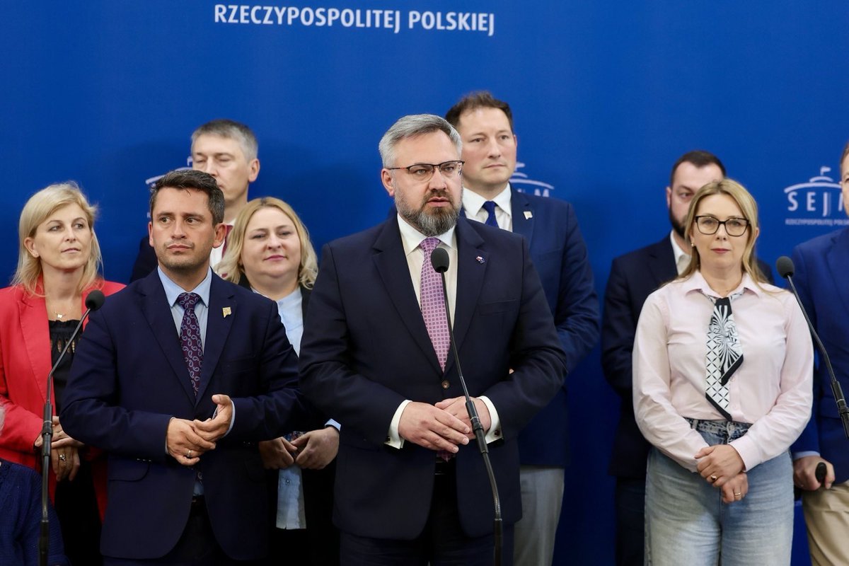 PL_2050's tweet image. W sprawie miejsc parkingowych przeszedł Lex Deweloper Plus – co oznacza, że ludzie stracą, a deweloperzy zyskają, budując taniej mieszkania.

Czasem jest z wiatrem, czasem pod wiatr – walczymy dalej o dobrą politykę mieszkaniową 💪🏻