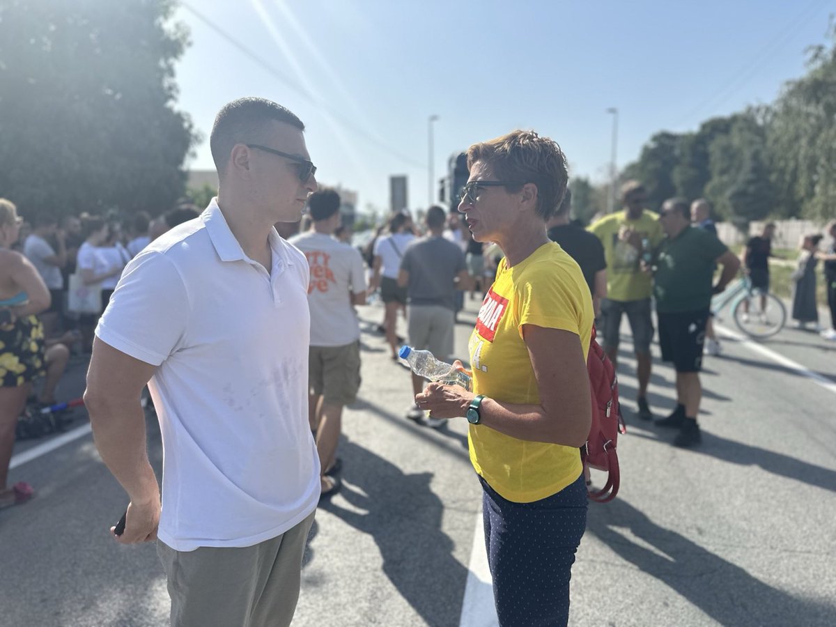 demokrate's tweet image. 📍Šabac
Filip Tršić nije kriminalac.
Otac troje dece, podržao je studente i zbog toga mu je policija upala u kuću. Danas smo uz njega — protiv straha, za pravdu!