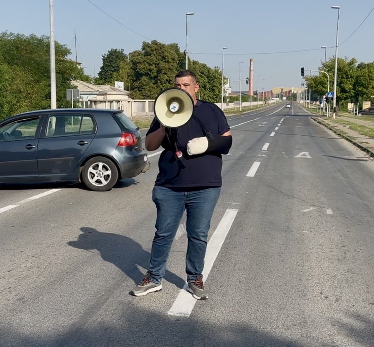 demokrate's tweet image. 📍Šabac
Filip Tršić nije kriminalac.
Otac troje dece, podržao je studente i zbog toga mu je policija upala u kuću. Danas smo uz njega — protiv straha, za pravdu!