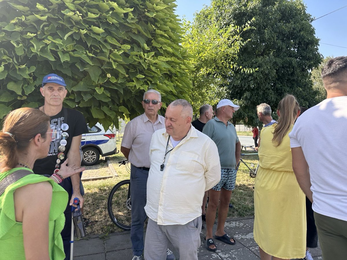 demokrate's tweet image. 📍Šabac
Filip Tršić nije kriminalac.
Otac troje dece, podržao je studente i zbog toga mu je policija upala u kuću. Danas smo uz njega — protiv straha, za pravdu!