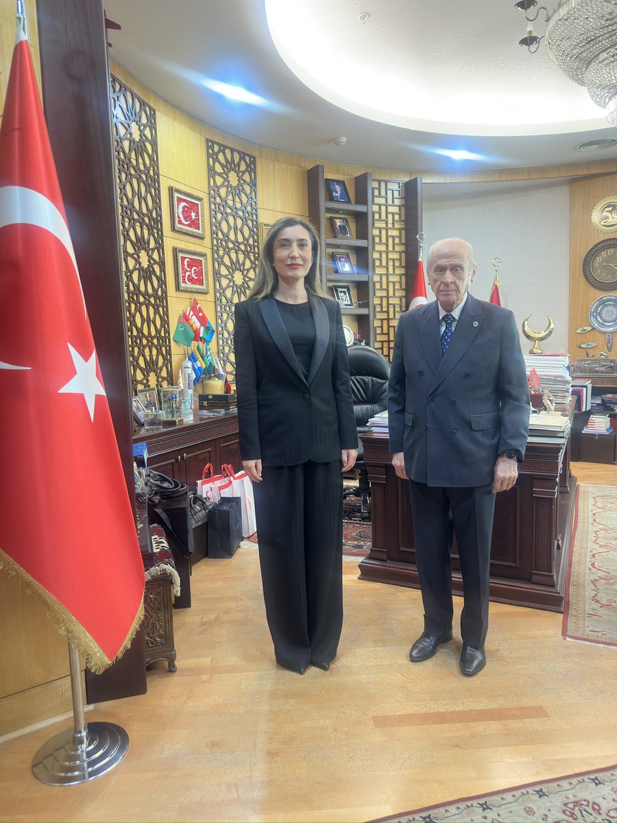 Başkanımız Sayın Esma Ersin, Milliyetçi Hareket Partisi Genel Başkanı Sayın Devlet Bahçeli’yi makamında ziyaret etti.

Devlet adamlığı ve lider duruşuyla her daim yol gösterici olan Sayın Bahçeli’ye, nazik kabulleri ve kıymetli değerlendirmeleri için teşekkür ederiz.