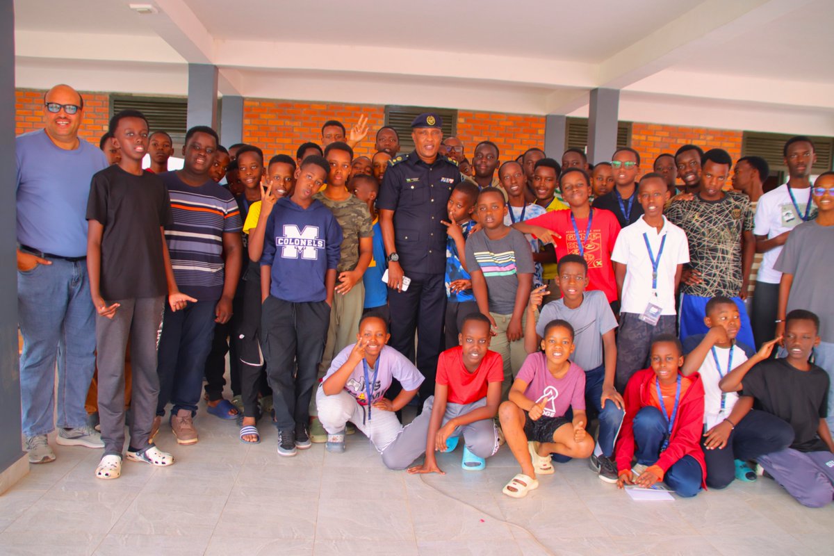 GSF_RC's tweet image. Day 5 of #BoyToMenCamp
Honored to host #SSPRegisRUZINDANA.D from @Rwandapolice for a powerful session on drug abuse prevention and intervention. He empowered young men to stand firm against destructive habits and make healthy choices. #YouthAwareness @EquiBridge @RwandaYouth