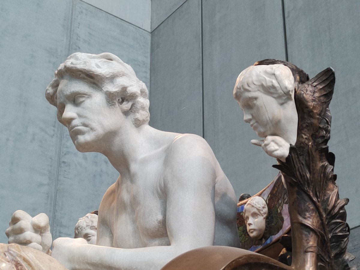 Palaumede's tweet image. 1902, Beethoven : quintessence du génie.
- À Leipzig, Max Clinger (marbre grec, marbre des Pyrénées, onyx, bronze, ivoire, agates, nacre, jaspe, coulées de verre antique, sous-couche de feuille d'or).
- À Vienne, Klimt.