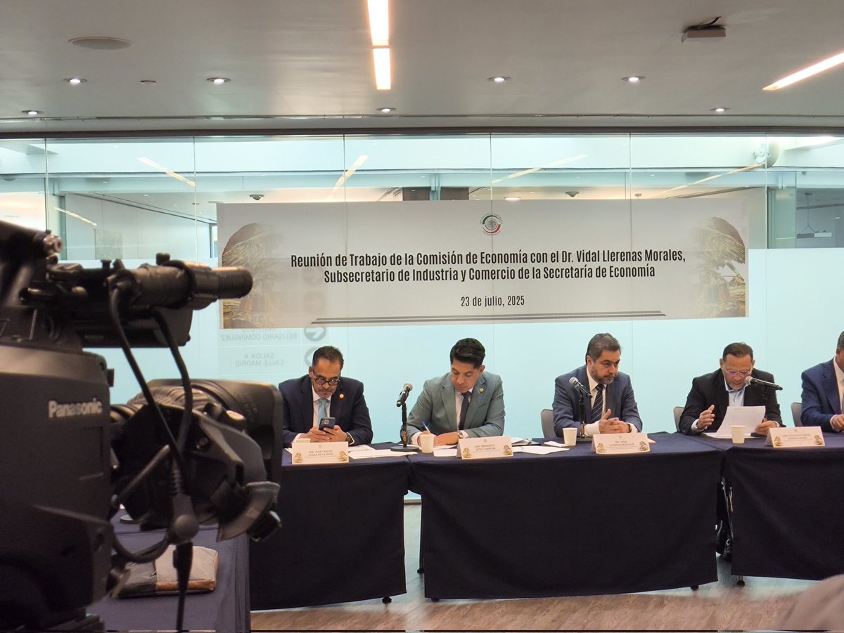 zarateaz1's tweet image. La Comisión de Economía que preside el senador Emmanuel Reyes Carmona en reunión de trabajo con subsecretario de Comercio.
@senadomexicano
@MorenaSenadores
@m_ebrard