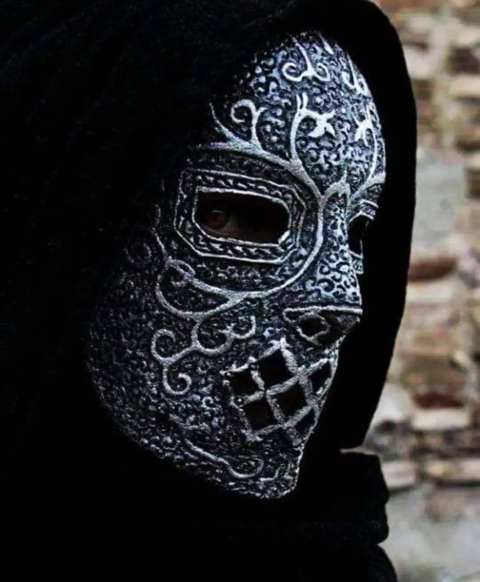 Ah şu iki yüzlü yalakalar ah! İnsanın yüzüne babasın ağamsın paşamsın arkasını dönmeye görsün. Herşey anlatılmıyor ki anlatasan.Bazen diyorum söyle ne olacaksa olsun. Sonra diyorum boş ver zaten başkasının eşeği ile yol alan er ya da geç yolda kalır,unutmayasın.
Meral Bayat