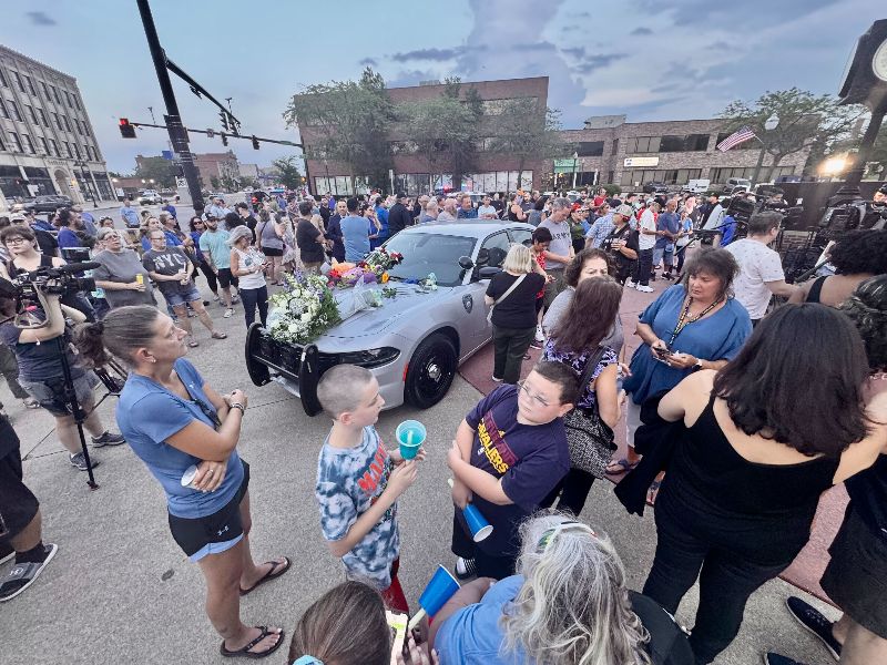 YourChronicle's tweet image. Noon news break: Slain Lorain officer honored at vigil; county recorder pleads not guilty to sexual imposition; Browns LB Jordan Hicks retires - mailchi.mp/chroniclet.com…