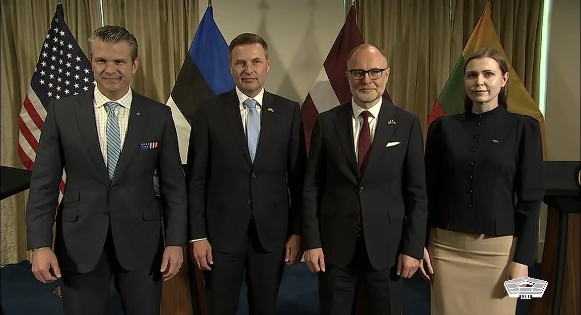 AndrisSpruds's tweet image. 🇺🇸 🤝 🇪🇪🇱🇻🇱🇹 Svarīga un pozitīva sabiedroto tikšanās ar ASV @SecDef.
🛡️ ASV augstu novērtē Baltijas valstu investīcijas aizsardzībā, politisko un militāro sadarbību.

✅ Mūsu kopīgs mērķis – sasniegt NATO spēju mērķus, ieguldot vismaz 5%, nodrošināt atbalstu sabiedrotajiem un…