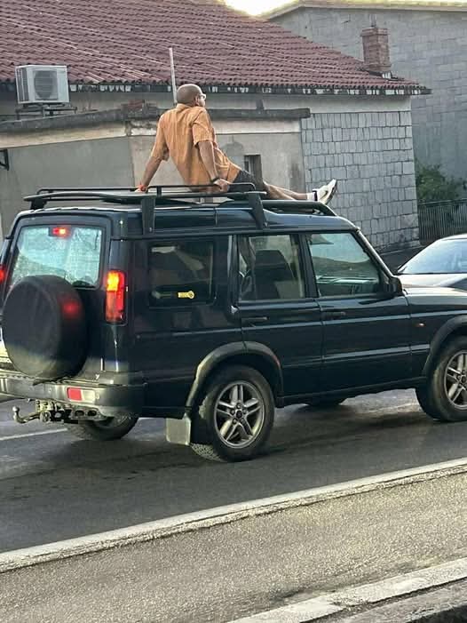 mramor314's tweet image. Mađarski turist već se danima vozi na krovu okolicom Splita, nekada je sam, a nekada mu društvo pravi kolegica (po IQ-u).
Kad nema tko kažnjavati, što se ne bi vozio, jel tako?