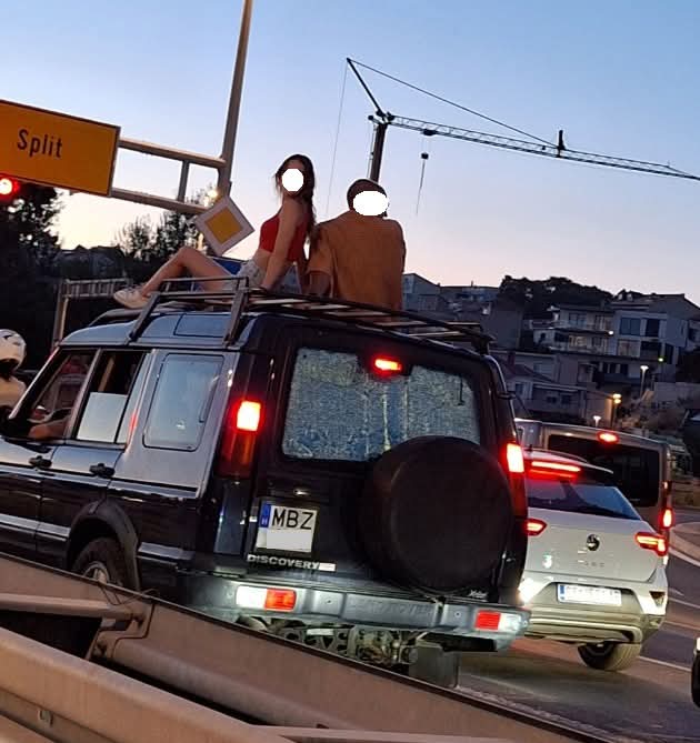 mramor314's tweet image. Mađarski turist već se danima vozi na krovu okolicom Splita, nekada je sam, a nekada mu društvo pravi kolegica (po IQ-u).
Kad nema tko kažnjavati, što se ne bi vozio, jel tako?