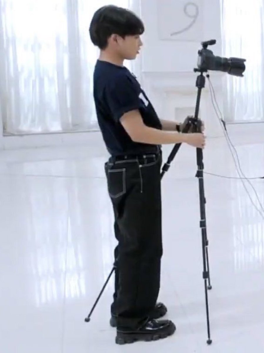 SE0NGJ00NGTEETH's tweet image. he looks so tiny here so microscopic he must get in my mouth right now