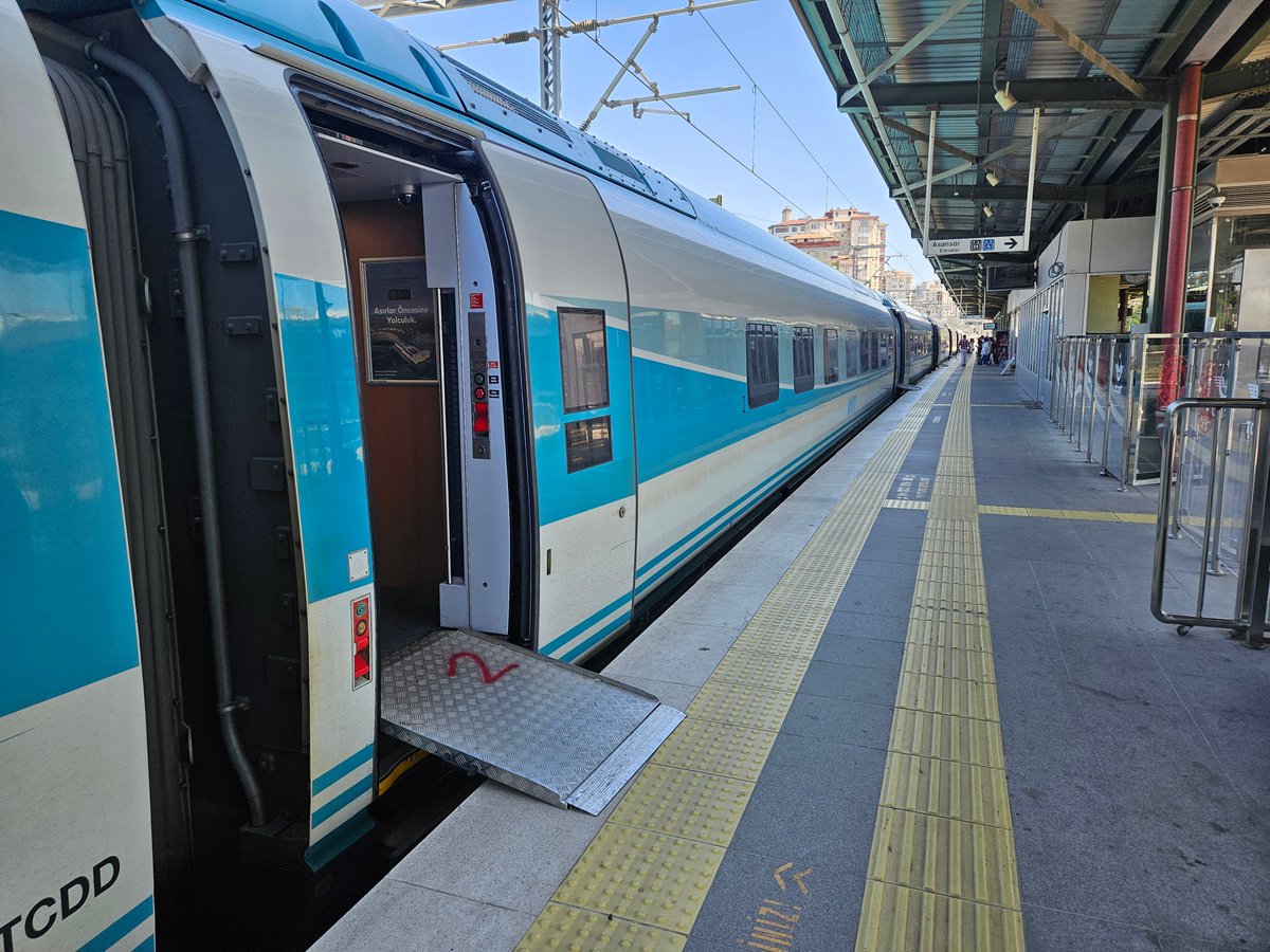 superalbs's tweet image. Time for a ride on Turkey's incredible high-speed train, as I take the YHT Velaro from Istanbul Söğütlüçeşme to Ankara YHT.
Booked out a VIP compartment for this 4.5hr journey too, it's gonna be a great trip! 😌