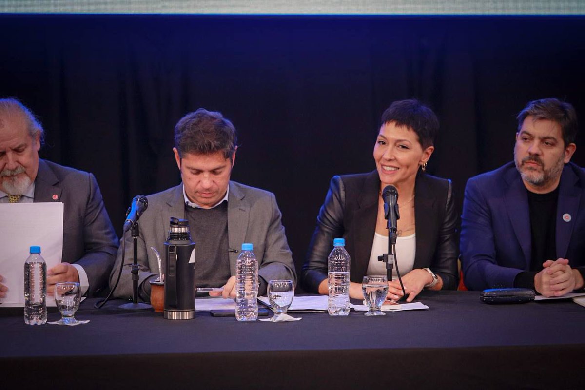 ⭕️ | ÚLTIMO MOMENTO: Para calmar la interna, AXEL KICILLOF Y MAYRA MENDOZA SE MOSTRARON JUNTOS EN LA UNIVERSIDAD NACIONAL DE QUILMES.

‼️ Tras las tensiones que dejó el cierre de listas, FUERZA PATRIA RETOMA LA UNIDAD ENTRE EL KICILLOFISMO Y LA CÁMPORA.