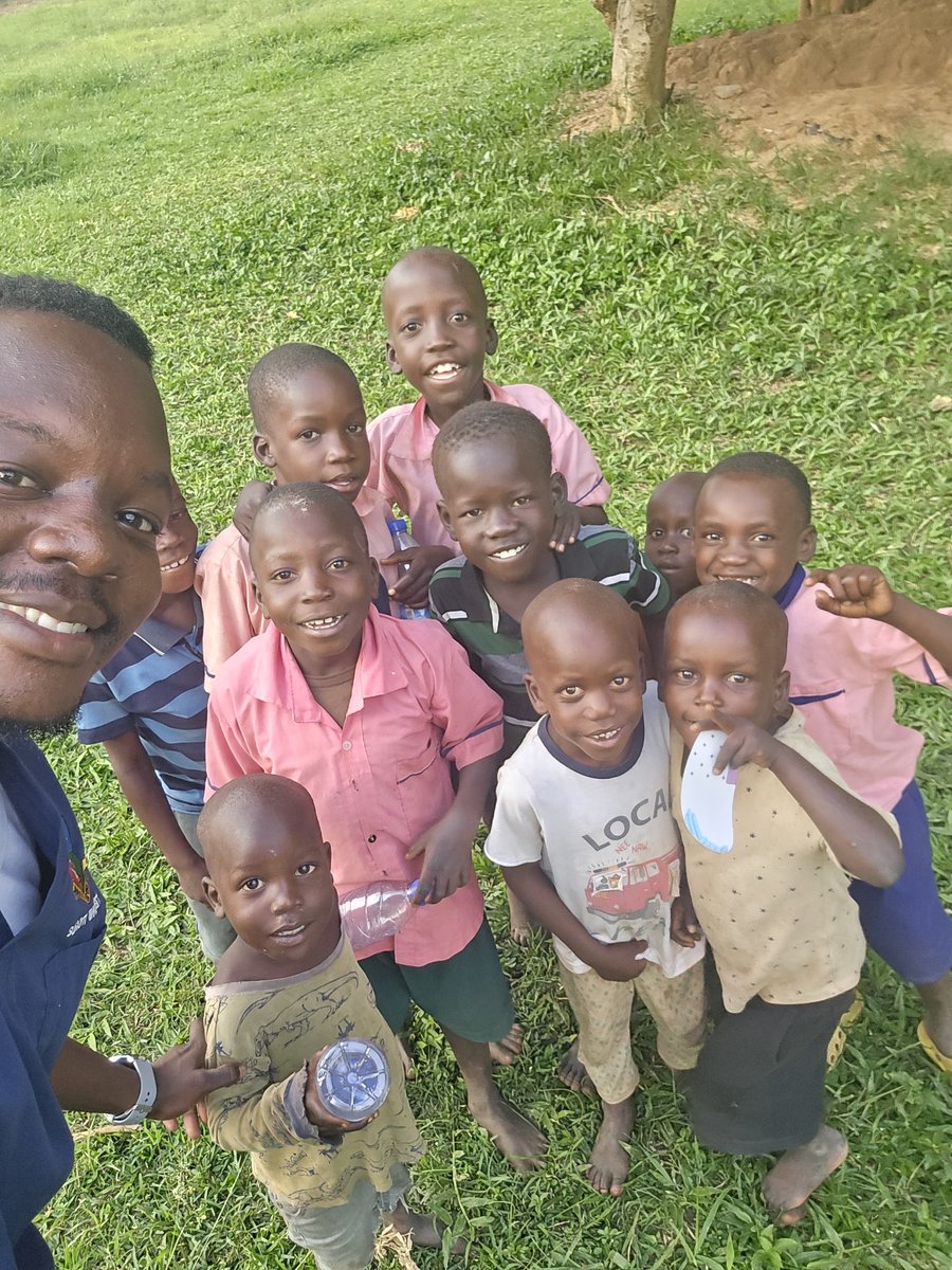 Kaf_Dan's tweet image. In yesterday's Medical Camp at Sangai-Kalaki, i made 10 new hilarious younger friends!😉
I also met an interesting elderly patient who asked me to sit on the grass with her as she told me her 'health wars'
I noticed that 90% of the patients i talked to had intestinal worms.