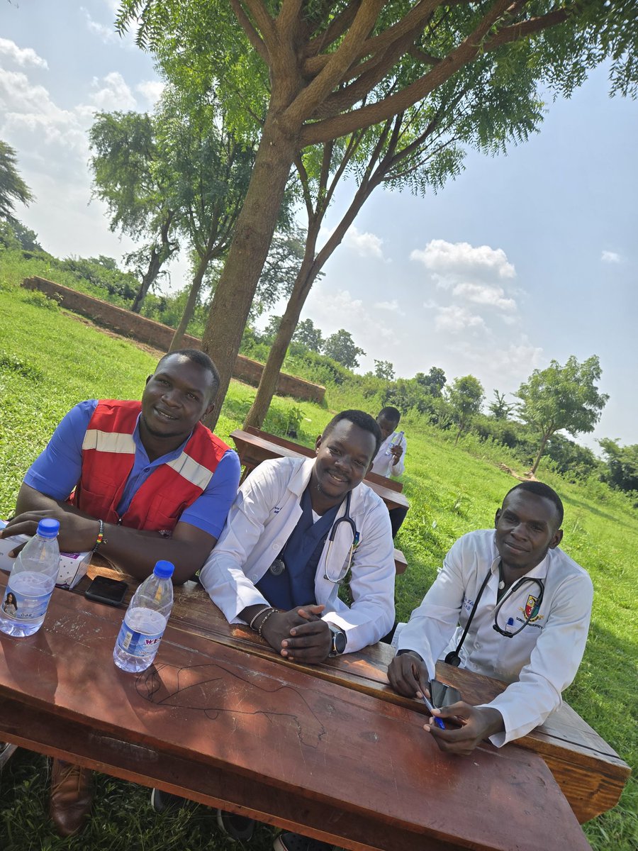Kaf_Dan's tweet image. In yesterday's Medical Camp at Sangai-Kalaki, i made 10 new hilarious younger friends!😉
I also met an interesting elderly patient who asked me to sit on the grass with her as she told me her 'health wars'
I noticed that 90% of the patients i talked to had intestinal worms.