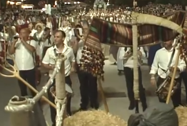 #LaVilaEnFestes <a href="/ferrancano/">Ferran Cano</a> La pantalla gran hauríeu de posar-la en un lloc que no fora on teniu les càmeres. Queda mal (per a mi) que enfoqueu els festers i estiguen mirant o saludant a la càmera.