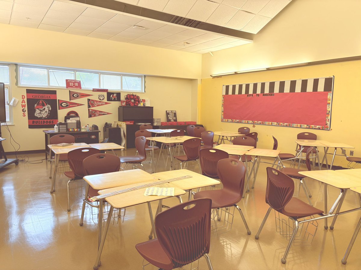 divadawgtroy73's tweet photo. Year 11 loading…….. new building, new classroom, same great teacher and passion!! I’m ready to continue educating our youth!! #Algebra1 #9thgraders #FoundationMatters #StillMyAssignment https://t.co/mVjPjfFh1G