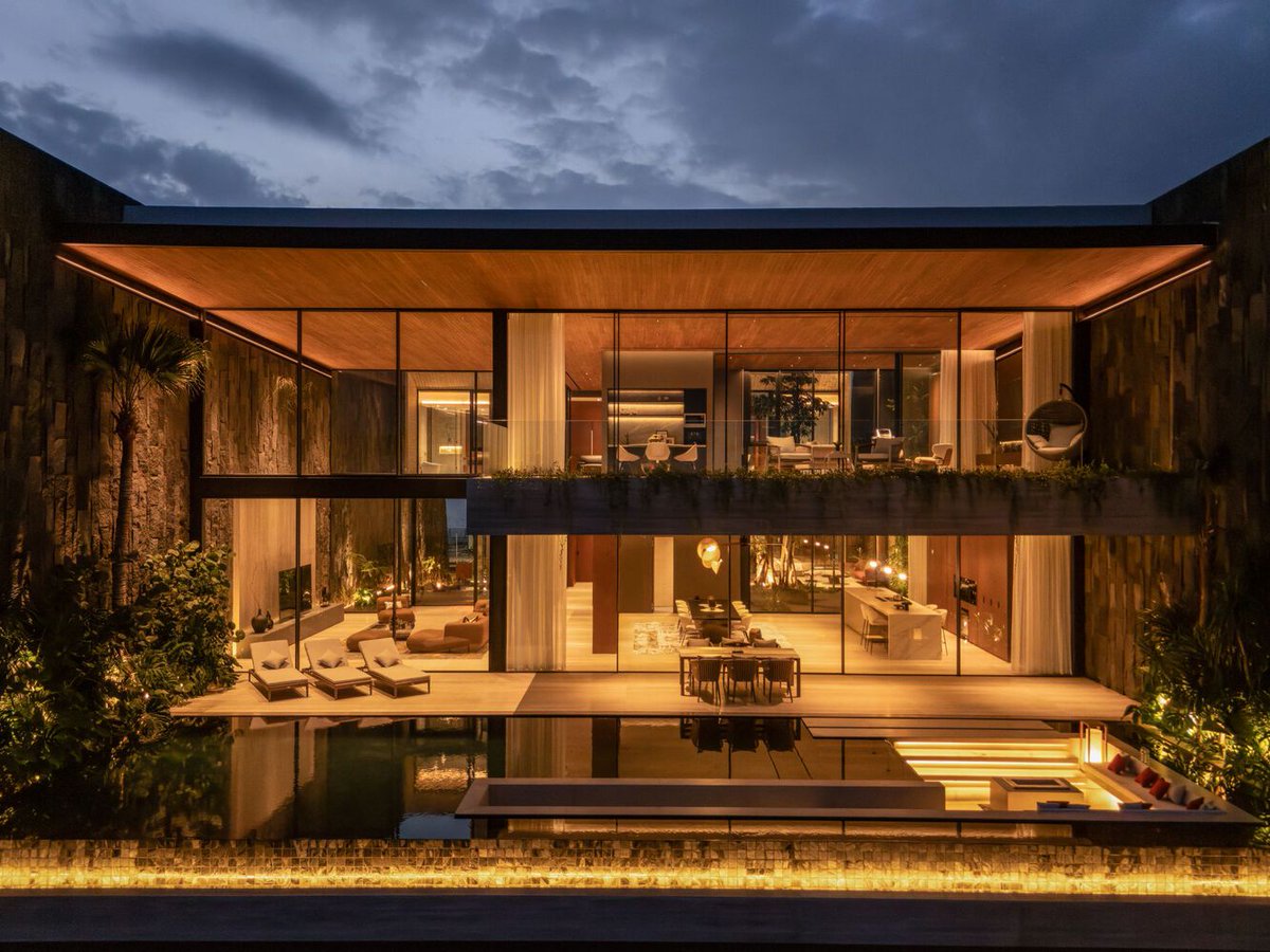 اهلا وسهلا بكم,,,

هذا الثريد "كتب لك خصيصاً" ليبين لك رقي التجربة في هذا المنزل المبهر

كل الجمال المتحقق في هذا المنزل هو نتيجة غاية معمارية تحققت من خلال عملية تصميميه جعلت المستخدم النهائي هو الأساس والمنطلق

استثمر في التصميم تستمتع بالنتائج فمالنتيجة إلا تصميم تحول لواقع,,,